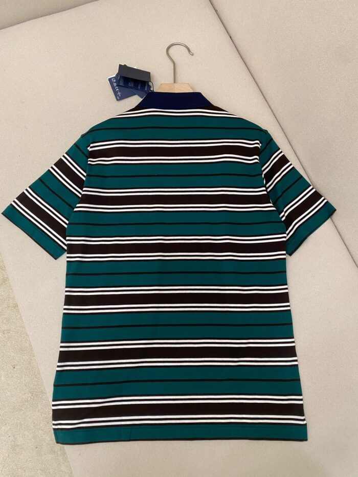 Polo a righe colorate in cotone, stile estivo, con colletto navy blu e design vivace.