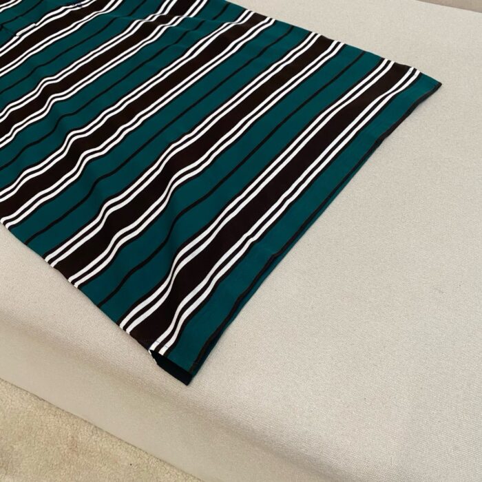 Tessuto moderno a strisce in teal, bianco e marrone, perfetto per moda e decorazioni creative.