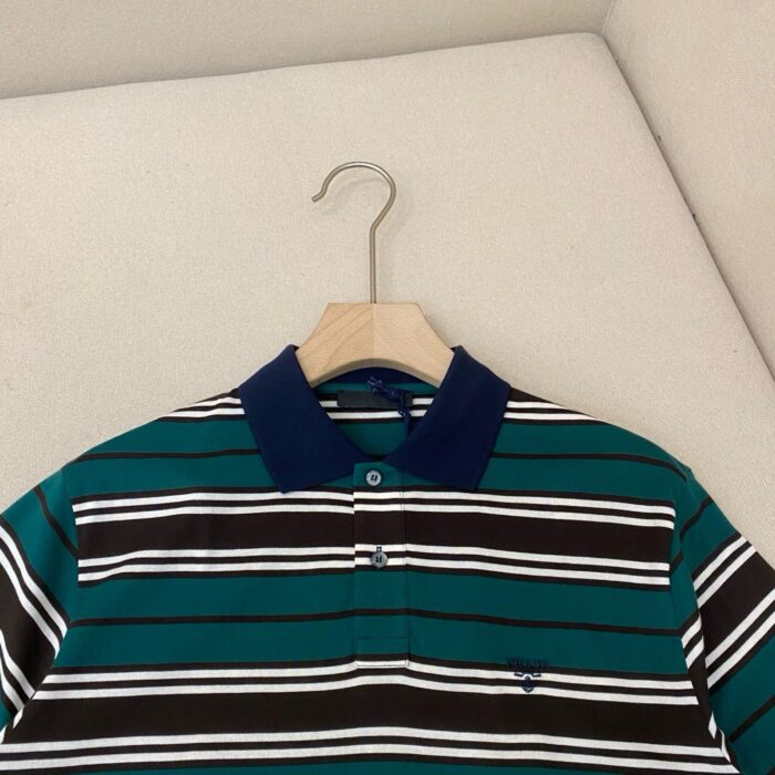 Maglietta polo a righe colorate con colletto blu, ideale per stile casual e raffinato.
