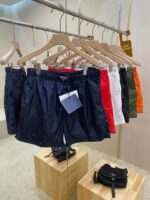 Shortsda bagna estivi colorati in esposizione, stile casual e pratico per il mare e piscina.