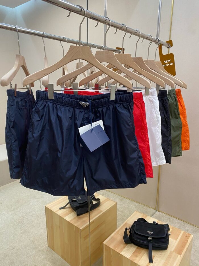 Shortsda bagna estivi colorati in esposizione, stile casual e pratico per il mare e piscina.