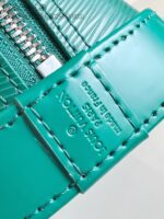 Borsa teal elegante con zip, logo di design raffinato, stile moderno e qualità premium.