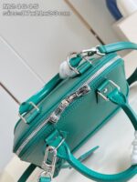 Borsa in turchese elegante, moderna, compatta e versatile con tracolla removibile e dettagli rifiniti.