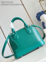 Borsa in turchese elegante con manici in argento, design sofisticato e versatile.