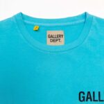 T-shirt turquoise galleria dept. con logo nero, stile casual e giovane, cotone morbido.