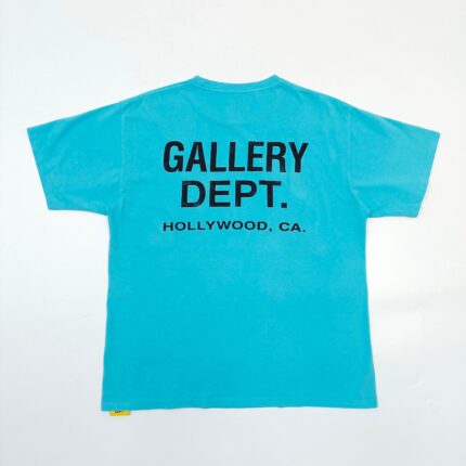 Maglietta turquoise con logo GALLERY DEPT. e HOLLYWOOD, CA. sul retro, stile streetwear.