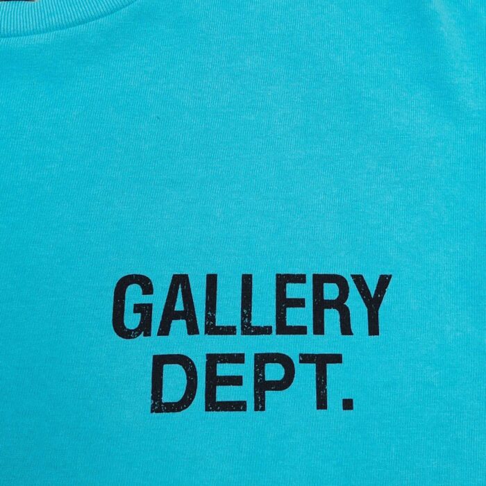 Maglietta turquoise con logo GALLERY DEPT. nero, stile streetwear moderno e vivace.