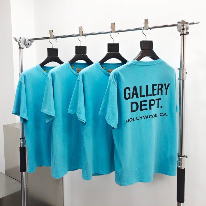 Magliette turquoise GALLERY DEPT. streetwear casual, 4 pezzi su binario in stile minimalista.