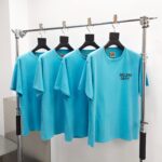 Magliette blu turquoise GALLERY DEPT. in esposizione in un ambiente moderno ed elegante.