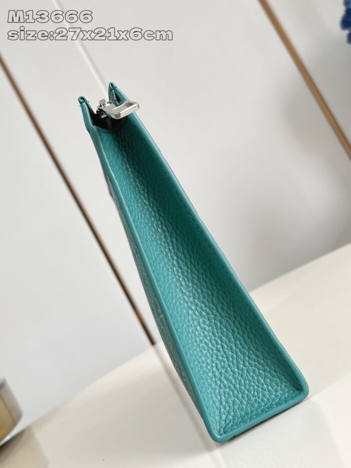 Borsa moderna in pelle turchese, compatta e elegante, con dettagli chic e forma geometrica.