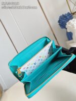 Portafoglio turchese con zip oro, design elegante e interno color pastello.