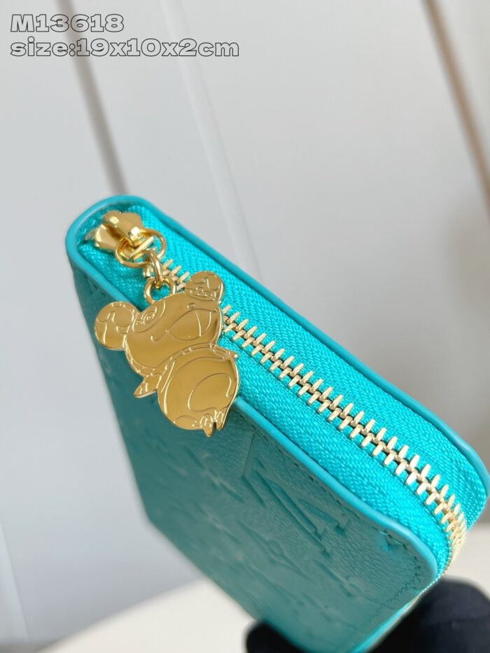 Portafoglio turquoise compatto con zip, decorazione cartoon e stile vivace e leggero.
