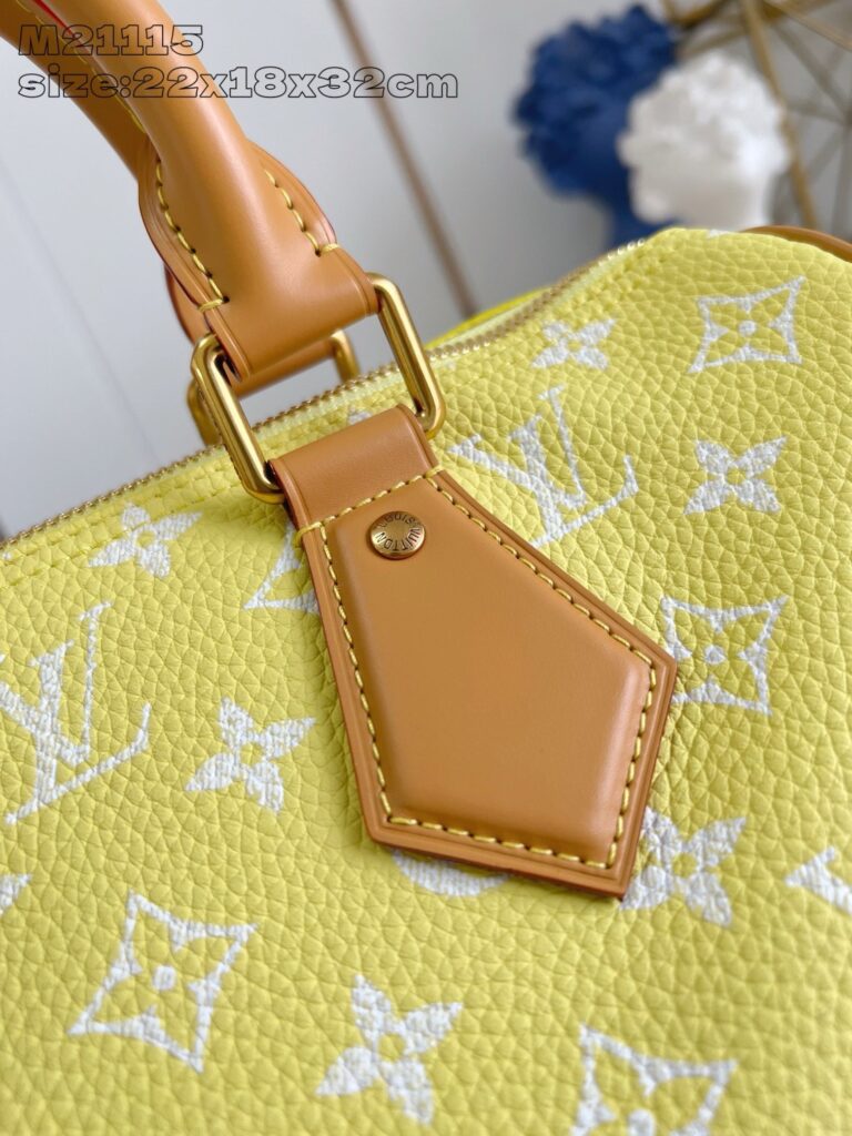 Borsa di lusso gialla con monogramma, dettagli in pelle e hardware dorato raffinato.
