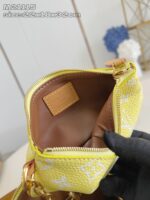 Borsa gialla elegante con dettagli dorati e interno organizzato, perfetta per ogni occasione.
