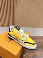 Sneaker gialla retrò su scatola arancione, stile streetwear e moda urbana di alta qualità.