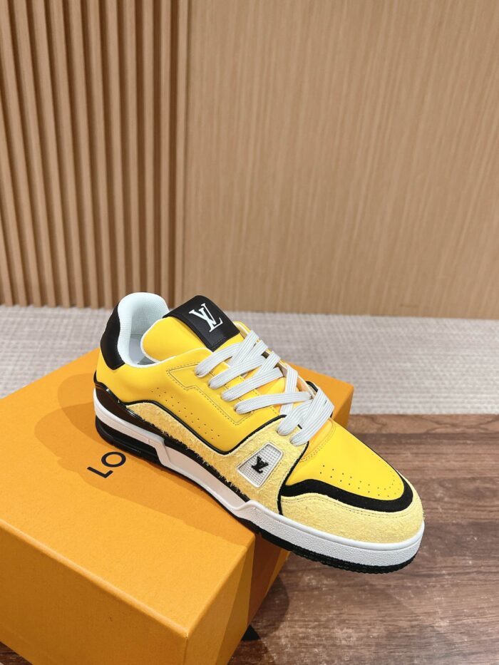 Sneaker gialla retrò su scatola arancione, stile streetwear e moda urbana di alta qualità.