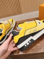 Sneakers gialle alla moda con dettagli neri, design moderno e suola robusta.