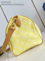 Borsa gialla elegante con dettagli in pelle marrone e logo iconico, perfetta per occasioni casual.