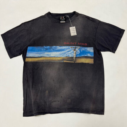 T-shirt vintage nero con grafica paesaggio e testo SAINT MXS, stile casual e autentico.