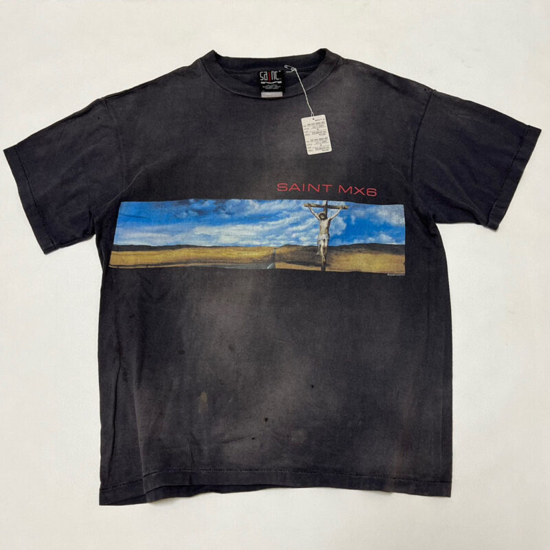 T-shirt vintage nero con grafica paesaggio e testo SAINT MXS, stile casual e autentico.
