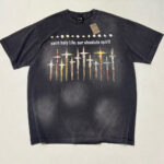 T-shirt nero oversize con croci colorate e messaggio spirituale, stile streetwear vintage.