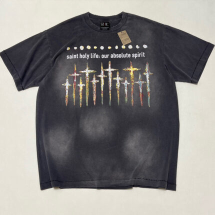 T-shirt nero oversize con croci colorate e messaggio spirituale, stile streetwear vintage.