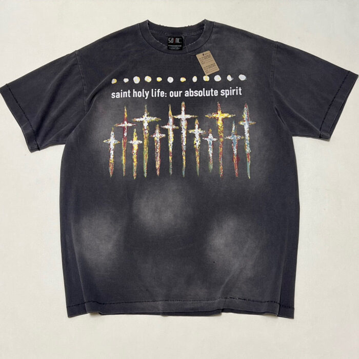 T-shirt nero oversize con croci colorate e messaggio spirituale, stile streetwear vintage.