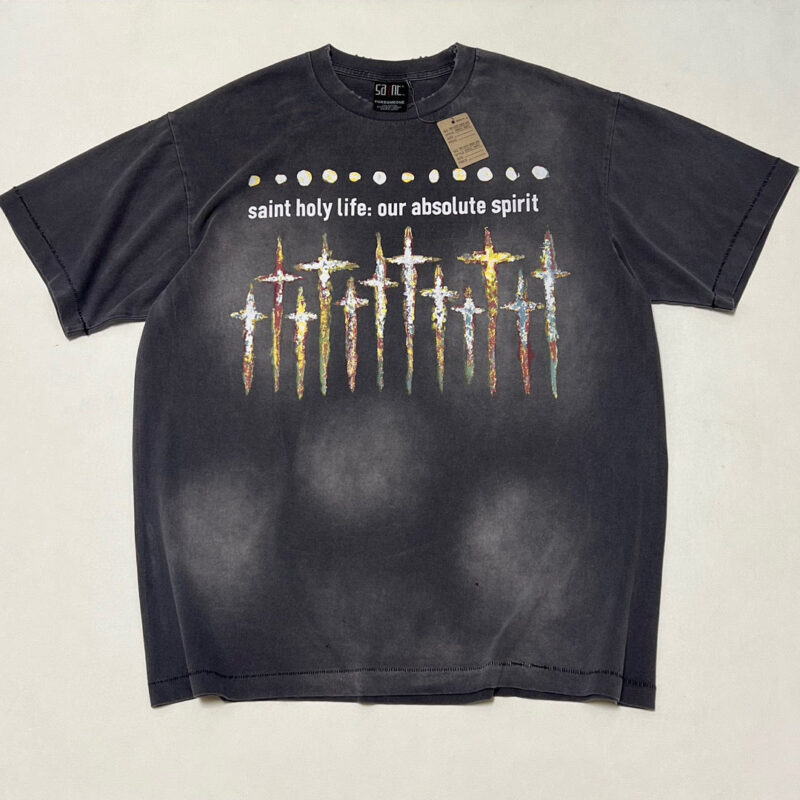 T-shirt nero oversize con croci colorate e messaggio spirituale, stile streetwear vintage.