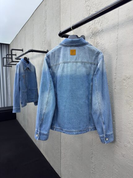 Giacche in denim chiaro vintage, stile casual uomo e donna, look classico e alla moda.