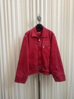 Giacca in denim rosso vintage, versatile e alla moda per ogni occasione.