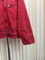 Giacca vintage rossa usurata con ricamo e patches, stile casual e retrò.
