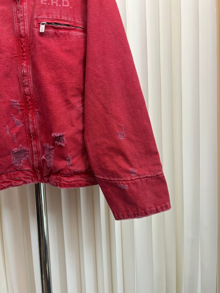 Giacca vintage rossa usurata con ricamo e patches, stile casual e retrò.
