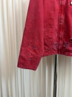 Giacca in denim rosso vintage casual con dettagli distressed, cuciture contrasto e stile relax.