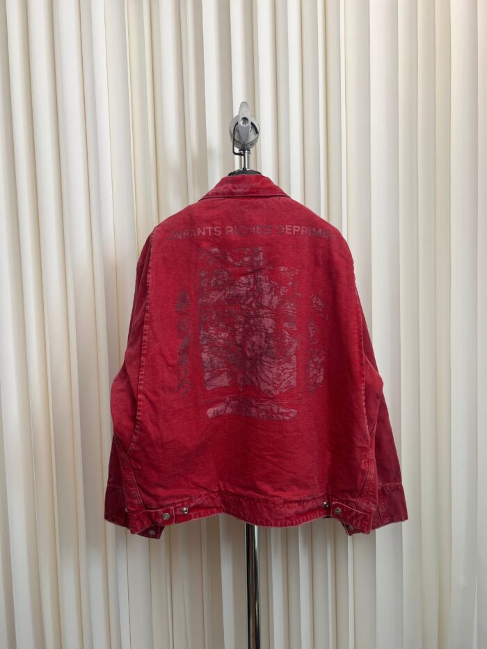 Giacca vintage rossa con grafica sfumata, stile casual e look retrò su sfondo crema.