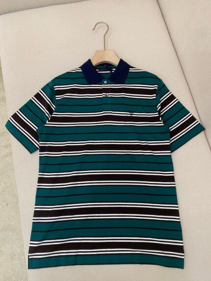 Maglietta polo a righe colorate in tessuto leggero, con colletto navy, stile casual e vivace.