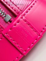 Borsetta rosa vibrante Céline Paris, elegante, con zip e finitura lucida di lusso.