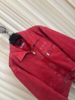 Giacchetto rosso vivace con zip frontale e logo E.R.O. per look casual e di tendenza.