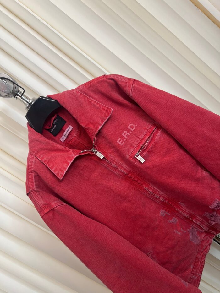 Giacchetto rosso vivace con zip frontale e logo E.R.O. per look casual e di tendenza.