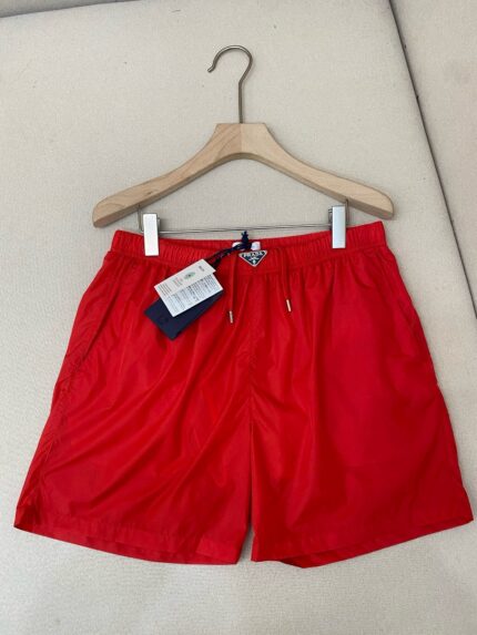 Costume da bagno rosso vivo, estivo, leggero, con elastico e tasche, in vendita.
