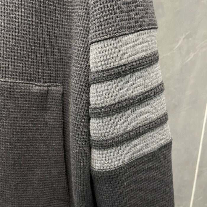 Maglione grigio in maglia a coste con tasca e dettagli a righe sportive sulla manica