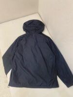 Giacca da donna nera leggero e impermeabile con cappuccio, stile sportivo e comodo.