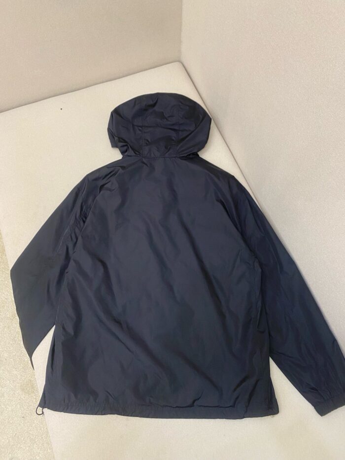 Giacca da donna nera leggero e impermeabile con cappuccio, stile sportivo e comodo.