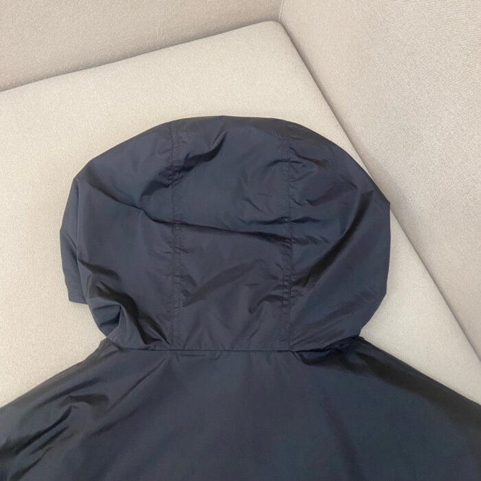 Giacca nera con cappuccio, perfetta per outdoor urbani e attività allaperto.