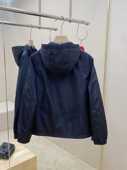 Giaccone navy impermeabile moderno in tessuto leggero, ideale per stile e praticità outdoor.