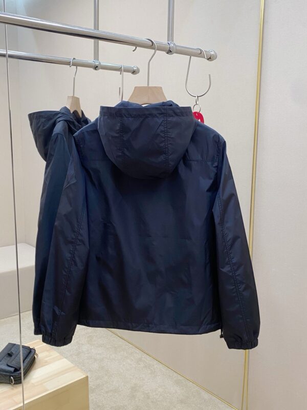 Giaccone navy impermeabile moderno in tessuto leggero, ideale per stile e praticità outdoor.