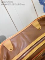Interno di borsa con scomparti colorati e fodera marrone elegante, chiusura a zip vivace.