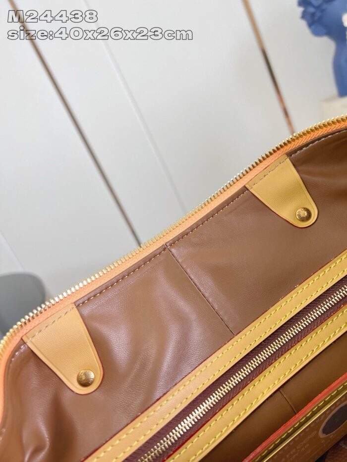 Interno di borsa con scomparti colorati e fodera marrone elegante, chiusura a zip vivace.