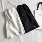 Shorts eleganti nero e bianco Céline con borsa coordinata, stile casual e lusso raffinato.