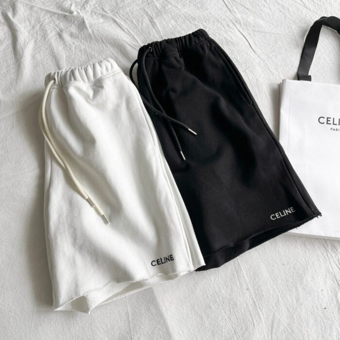 Shorts eleganti nero e bianco Céline con borsa coordinata, stile casual e lusso raffinato.