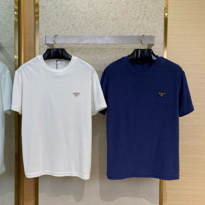 Magliette basic bianche e navy di alta qualità con logo, stile minimalista e versatile.